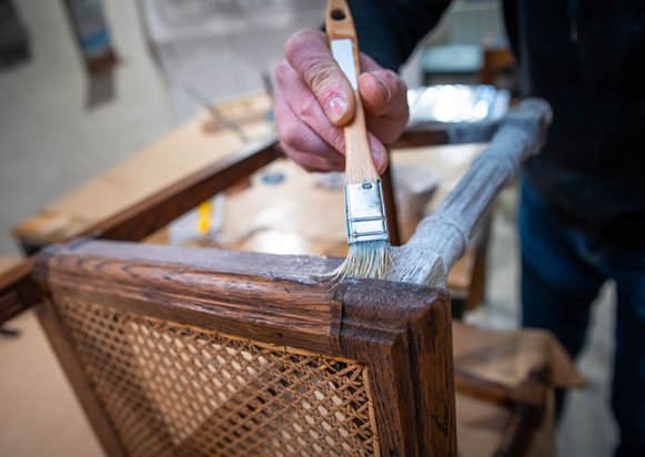 Artisan peintre à Pau pour les meubles de salon